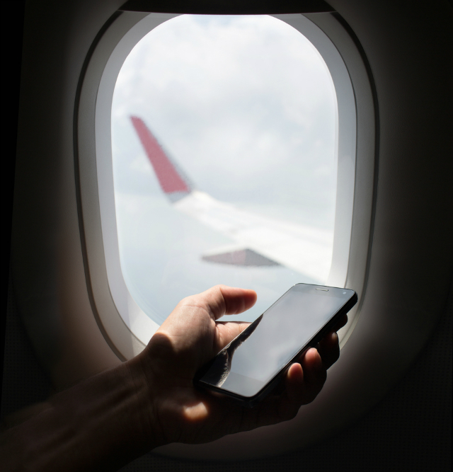 Resultado de imagem para celular dentro do avião