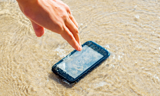 Celular caiu na água? Saiba como evitar que ele estrague!