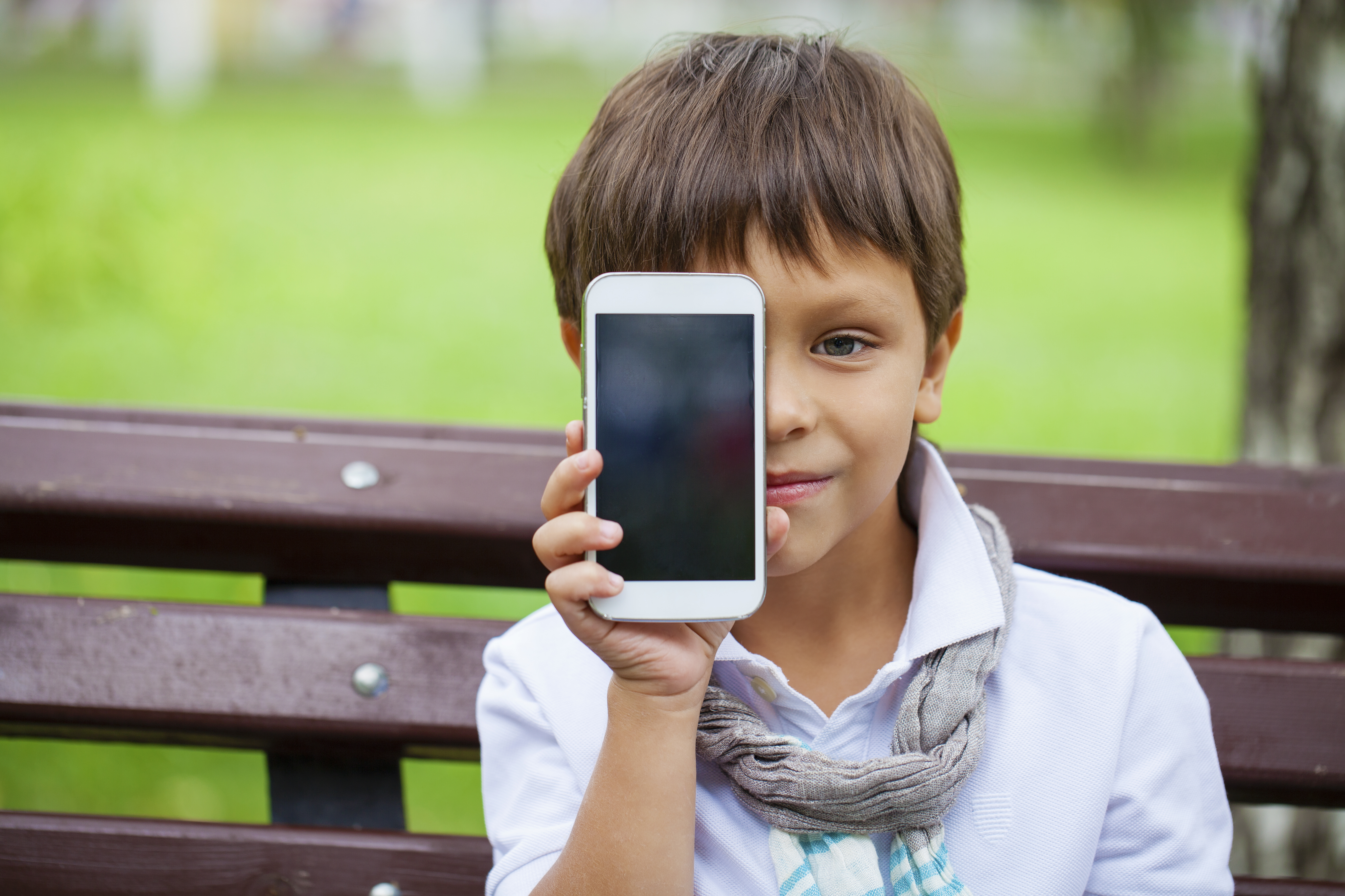 O que considerar na hora de comprar um celular usado para crianças?