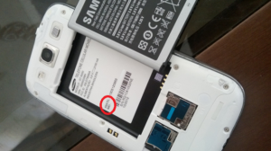 Os modelos com bateria removível também tem o número no compartimento da bateria.