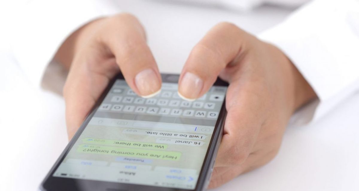 O corretor ortográfico do teclado ajuda na hora de mandar mensagem