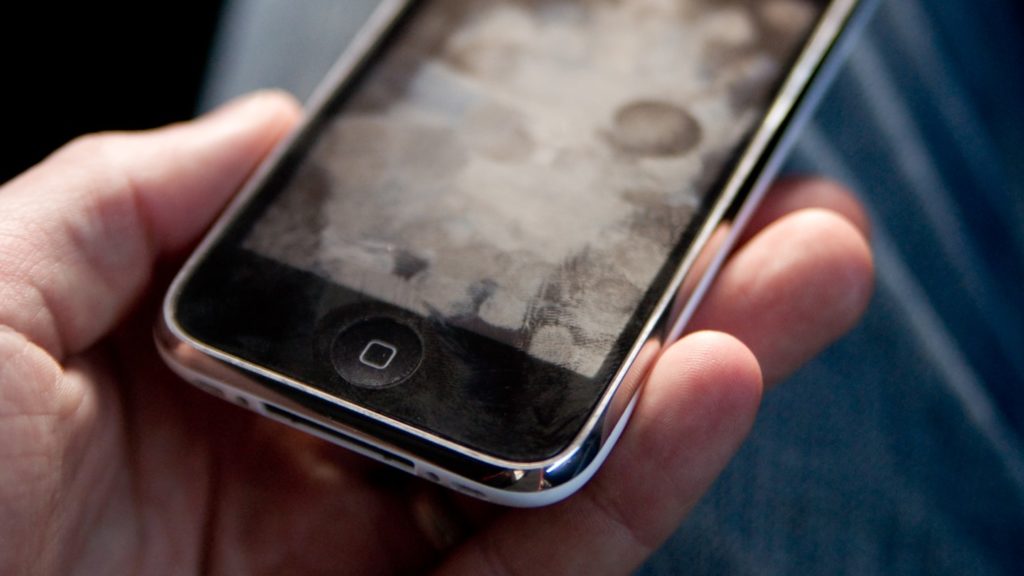 Passo a passo: Saiba como limpar seu celular e os acessórios