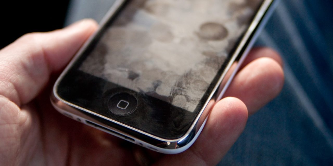 Passo a passo: Saiba como limpar seu celular e os acessórios