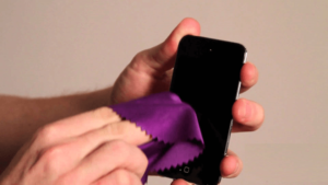 Passo a passo: Saiba como limpar seu celular e os acessórios