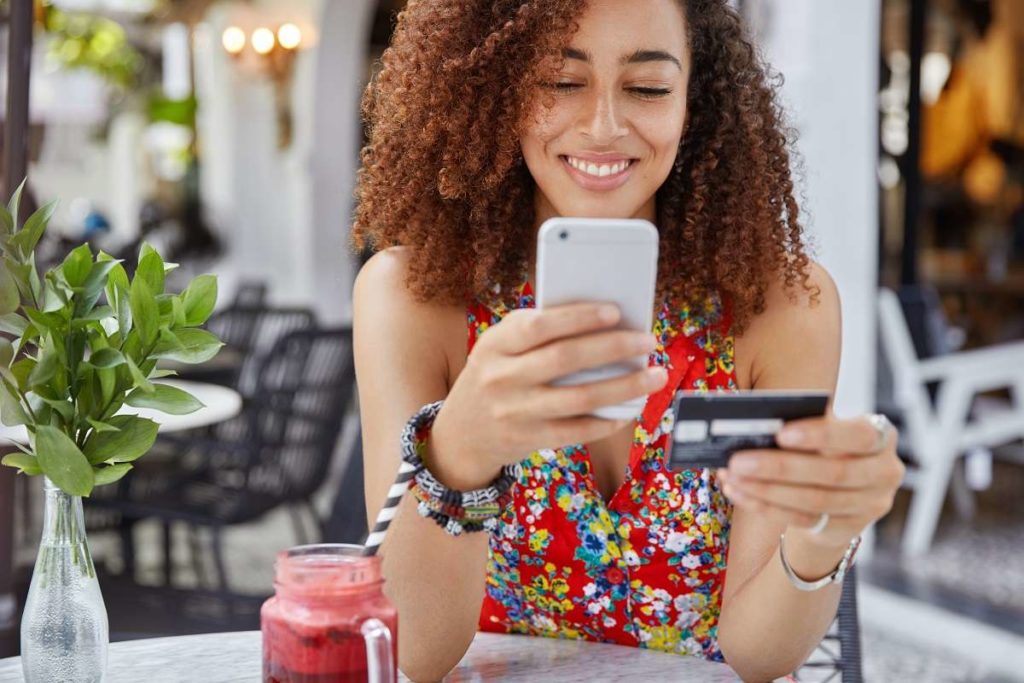 É recomendado pesquisar para ficar por dentro das melhores ofertas em smartphones no Dia do Consumidor