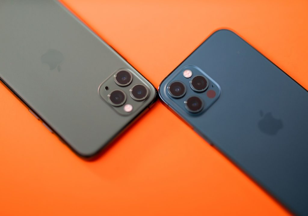 iPhone 11 Pro Max nas cores cinza espacial e azul
