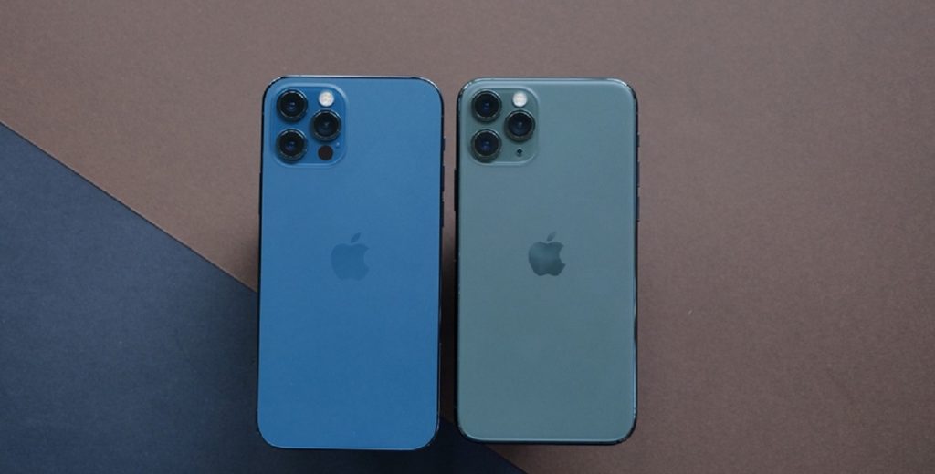 Dois modelos de iPhone lado a lado, com a tela virada para baixo. Os modelos são azuis, nos modelos iPhone 12 Pro e iPhone 11 Pro