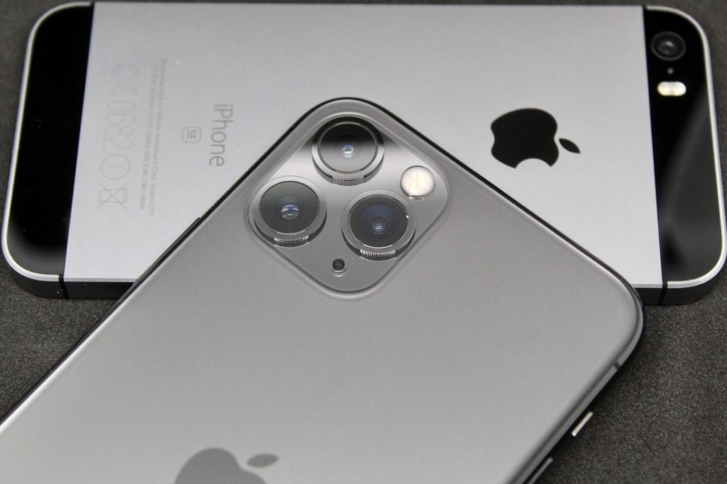 iPhone 5 e iPhone Pro Max representando a atualização das versões do mesmo produto na obsolescência programada. 