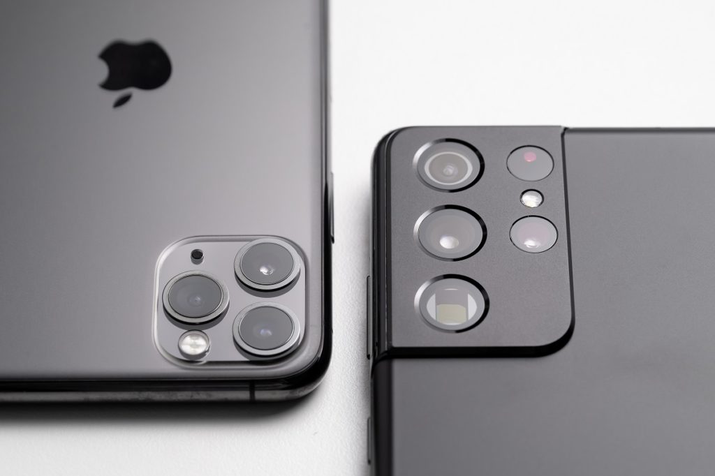 iPhone 11 Pro e Samsung Galaxy S20 vistos em close na parte traseira dos aparelhos.