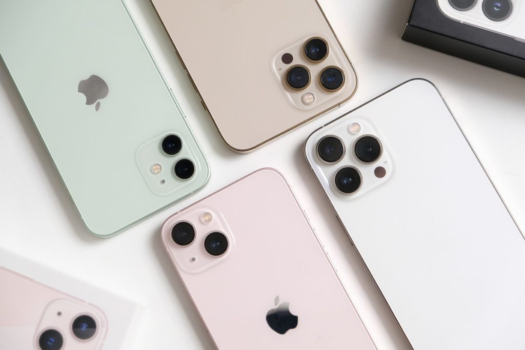iPhone 12, iPhone 13 Pro Max, iPhone 13 e iPhone 13 Pro vistos pela parte traseira.