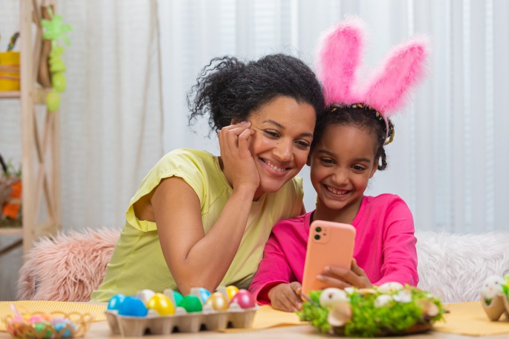 Mãe e filha aproveitando a Semana Santa e a Páscoa utilizando apps temáticos.