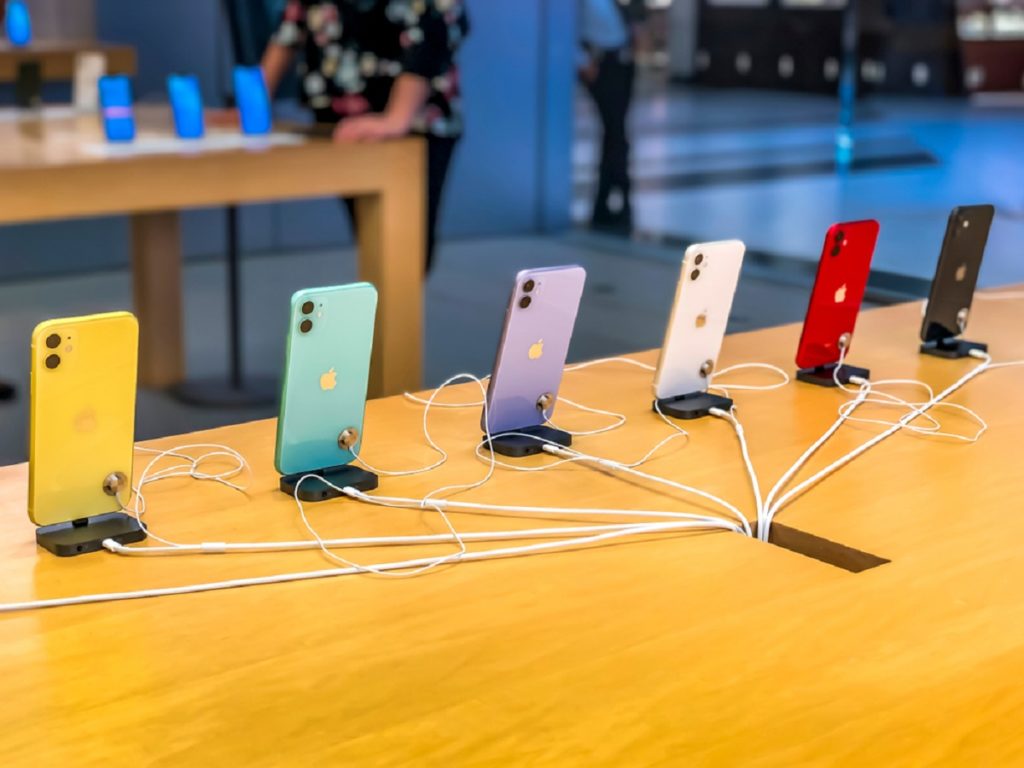 Lançamento dos iPhone 11 e 11 Pro (Max), vista da diferença de cores na parte traseira dos telefones.