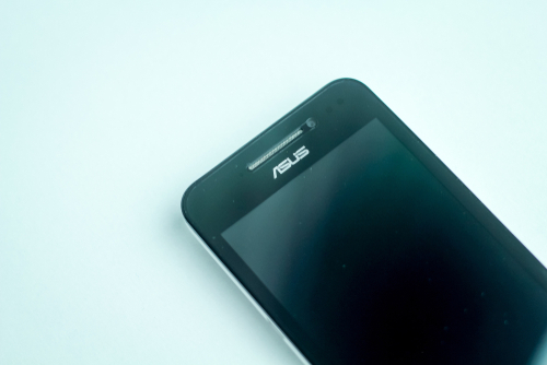 Tela de um Asus Zenfone 4 preto sobre uma mesa branca. 