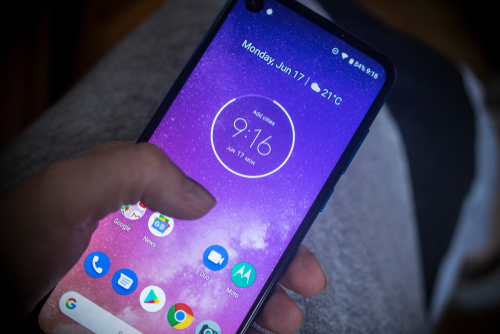 Celular Moto One, da Motorola.