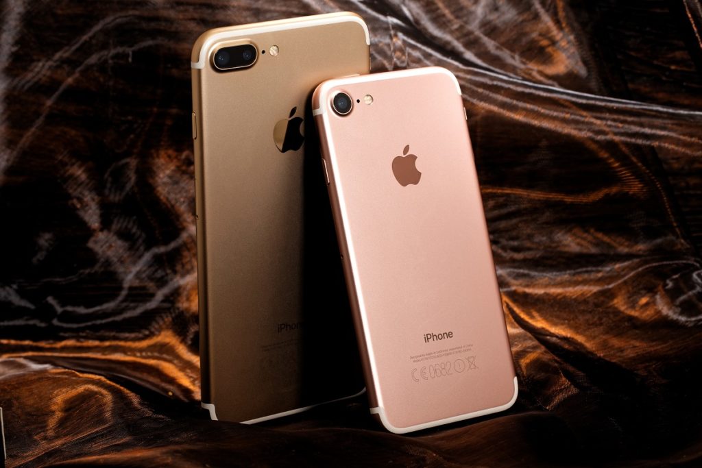 Foto de um iPhone 7 rosa e um iPhone 7 Plus dourado com a parte traseira em primeiro plano.