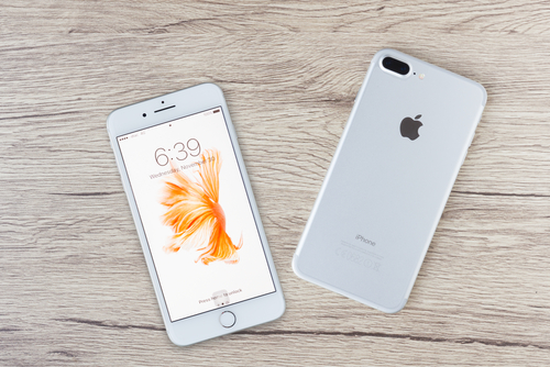 Foto do iPhone 7 Plus branco, mostrando as partes dianteira e traseira. A tela do iPhone está no modo "locked screen". 