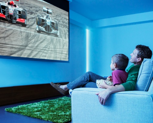 Pai e filho assistindo Fórmula 1 na Smart TV