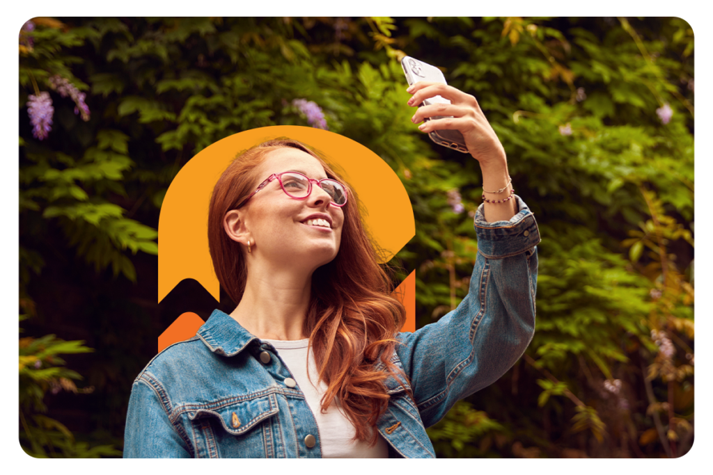 mulher segurando o celular com as mãos para cima, como se estivesse procurando sinal. Representação da tecnologia 5G