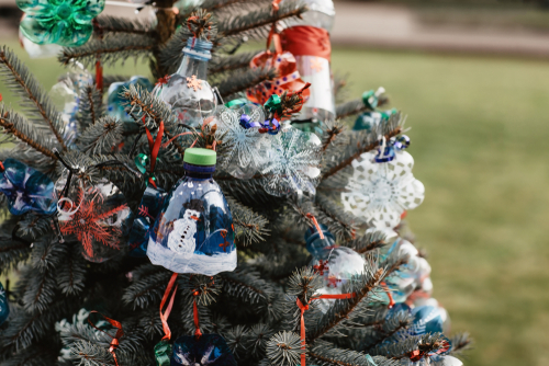 Decoração artesanal em uma árvore de Natal. Idéias de bricolage.