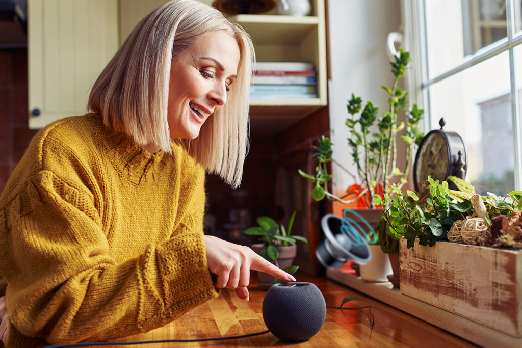 capa blog-post ssistentes virtuais inteligentes: veja a comparação entre Google Assistente, Siri e Alexa