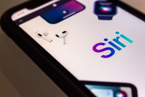 O logotipo do assistente virtual de inteligência artificial da Apple, Siri, em seu site em um iPhone.
