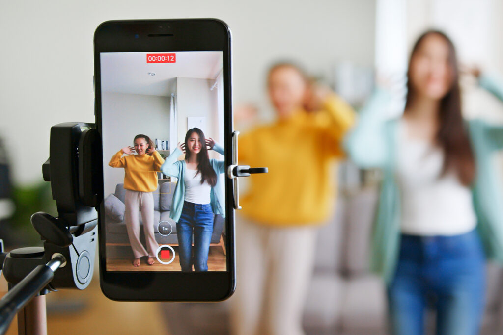 Capa blog-post Restrições para usar Tik Tok crescem: veja as principais notícias sobre a questão