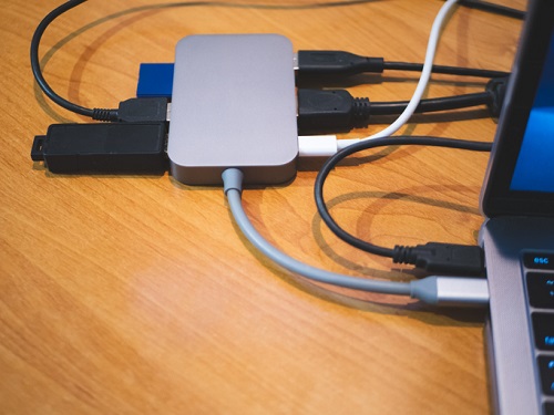 hub usb tipo c conectado ao laptop com muitos cabos conectados para equipamentos periféricos de computador.