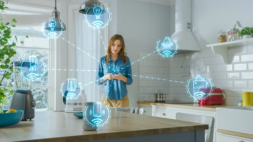 Jovem usando smartphone na cozinha. Ela controla seus utensílios de cozinha com IOT. Gráficos mostrando visualização de digitalização de dispositivos eletrônicos domésticos conectados. 