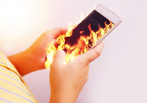 Fogo mão segure fogo smartphone