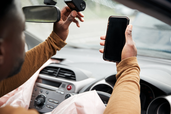 Motorista envolvido em acidente de carro transferindo imagens da Dash Cam