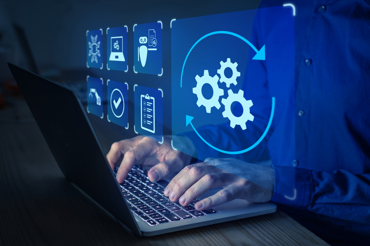 Tecnologia Robotic Process Automation (RPA) para automatizar tarefas de negócios com IA. Conceito com especialista em configurar software automatizado no computador portátil. Transformação digital e gestão da mudança.