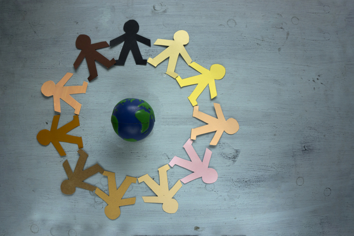 Bonecos de papel em cores de diferentes raças humanas se uniram para salvar o planeta