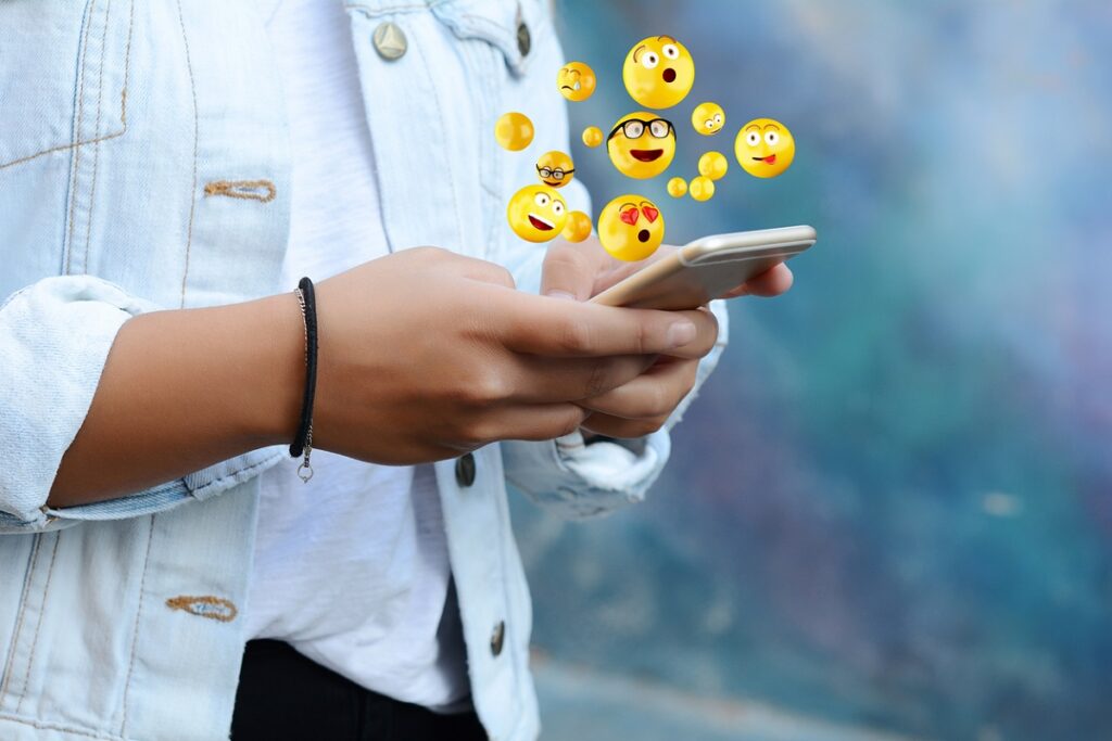 Capa blog-post Qual o significado dos emojis? Conheça a história dos principais ícones.