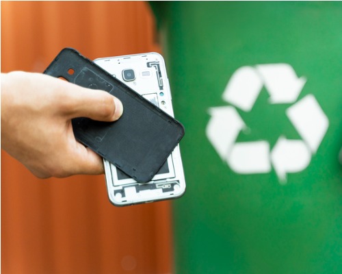 Smartphone desmontado para reciclagem. 