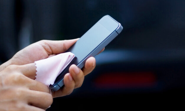 Como higienizar o celular: passo a passo completo