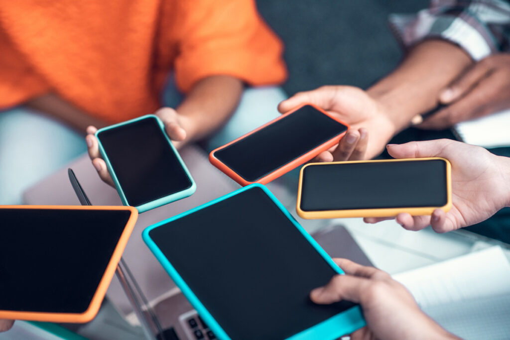 Imagem mostrando diversos smartphones, representando os celulares mais vendidos em 2023.